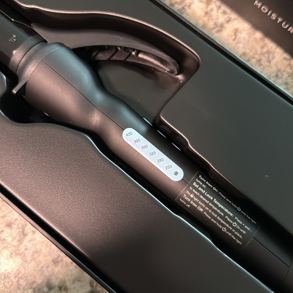 Bio ionic 1.25” pro curling iron - Picture 4 of 14